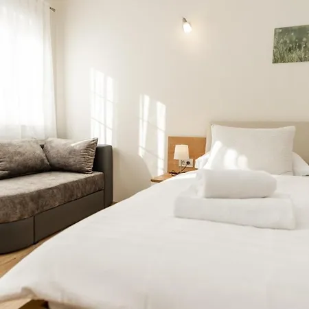 Guest house In With Balcony, Air Conditioning, Wifi, Washing Machine *