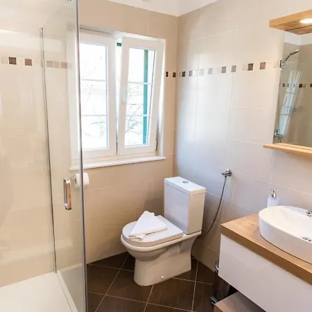 Guest house In With Balcony, Air Conditioning, Wifi, Washing Machine