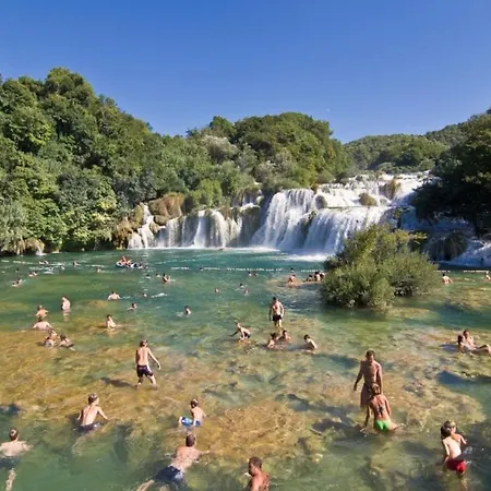 Guest house In With Balcony, Air Conditioning, Wifi, Washing Machine Skradin