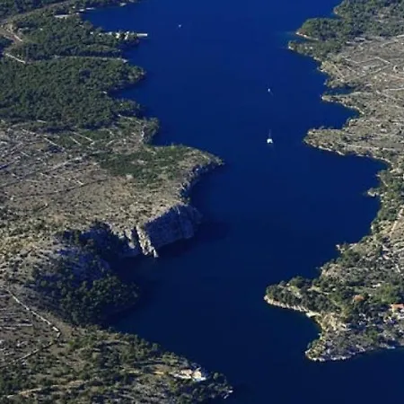 Guest house In With Balcony, Air Conditioning, Wifi, Washing Machine Skradin