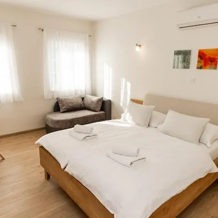In With Balcony, Air Conditioning, Wifi, Washing Machine Guest house *