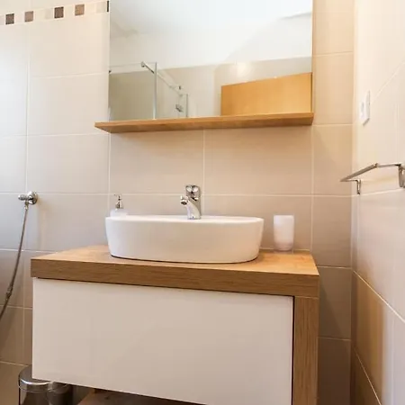 Guest house In With Balcony, Air Conditioning, Wifi, Washing Machine *