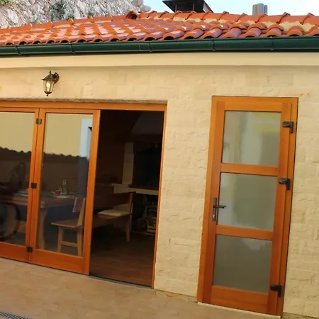 In With Balcony, Air Conditioning, Wifi, Washing Machine Guest house *
