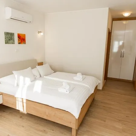 In With Balcony, Air Conditioning, Wifi, Washing Machine