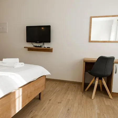 In With Balcony, Air Conditioning, Wifi, Washing Machine Guest house *