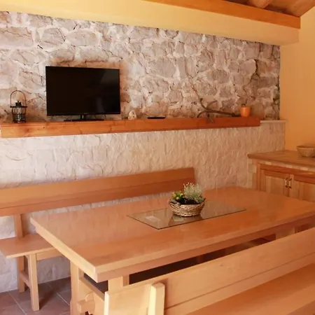 Guest house In With Balcony, Air Conditioning, Wifi, Washing Machine *