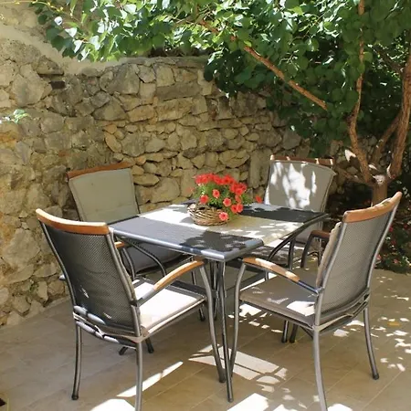 In With Balcony, Air Conditioning, Wifi, Washing Machine Guest house