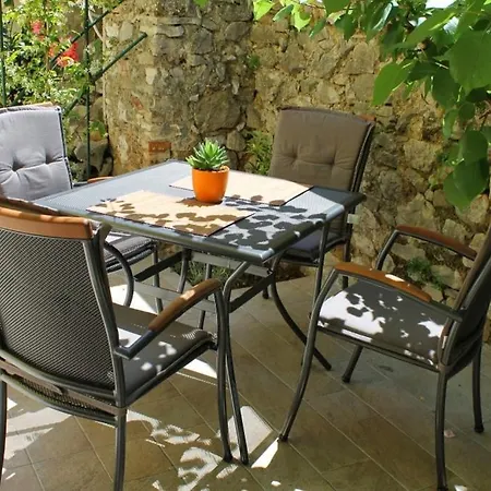 In With Balcony, Air Conditioning, Wifi, Washing Machine Guest house