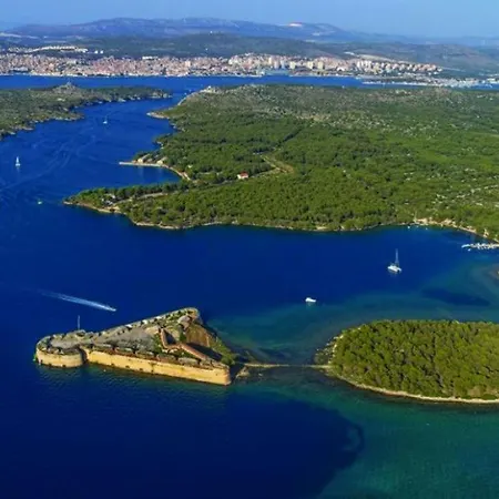 Guest house In With Balcony, Air Conditioning, Wifi, Washing Machine Skradin