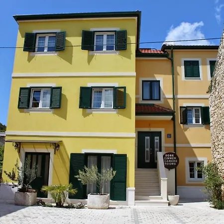 Guest house In With Balcony, Air Conditioning, Wifi, Washing Machine *